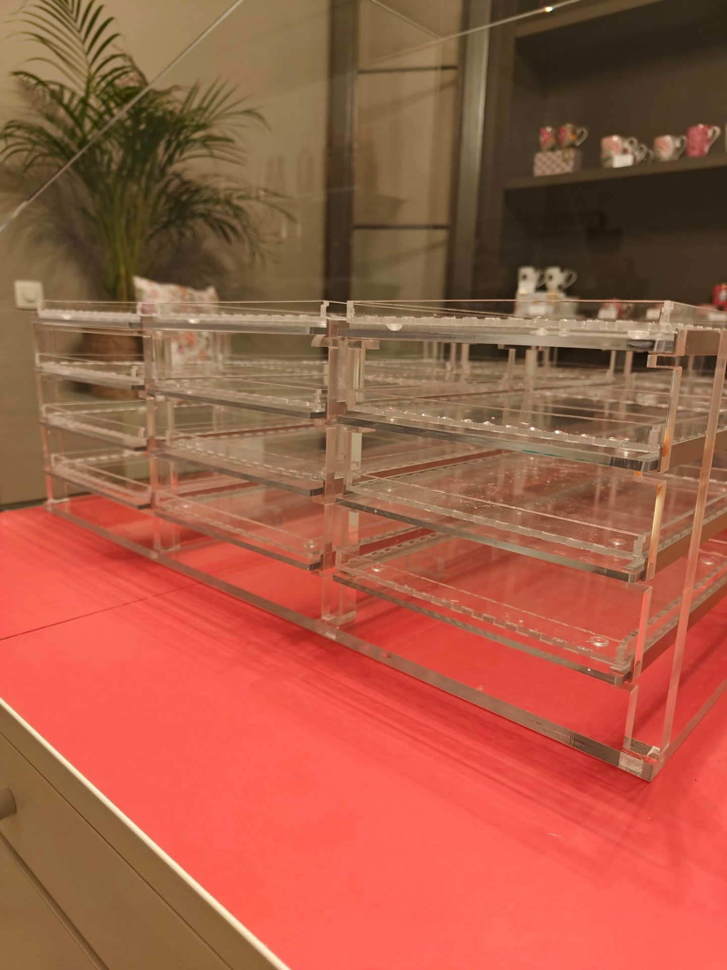 Acrylaat ladesysteem op een toonbank