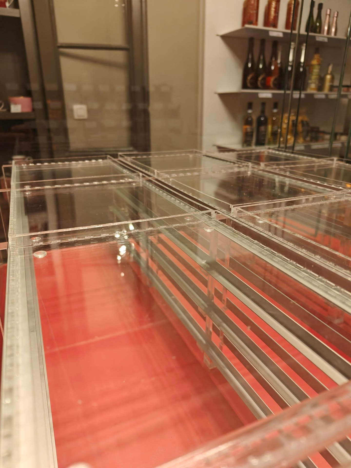 Leeg acrylaat displaysysteem met klepdeksels op een rode bodem