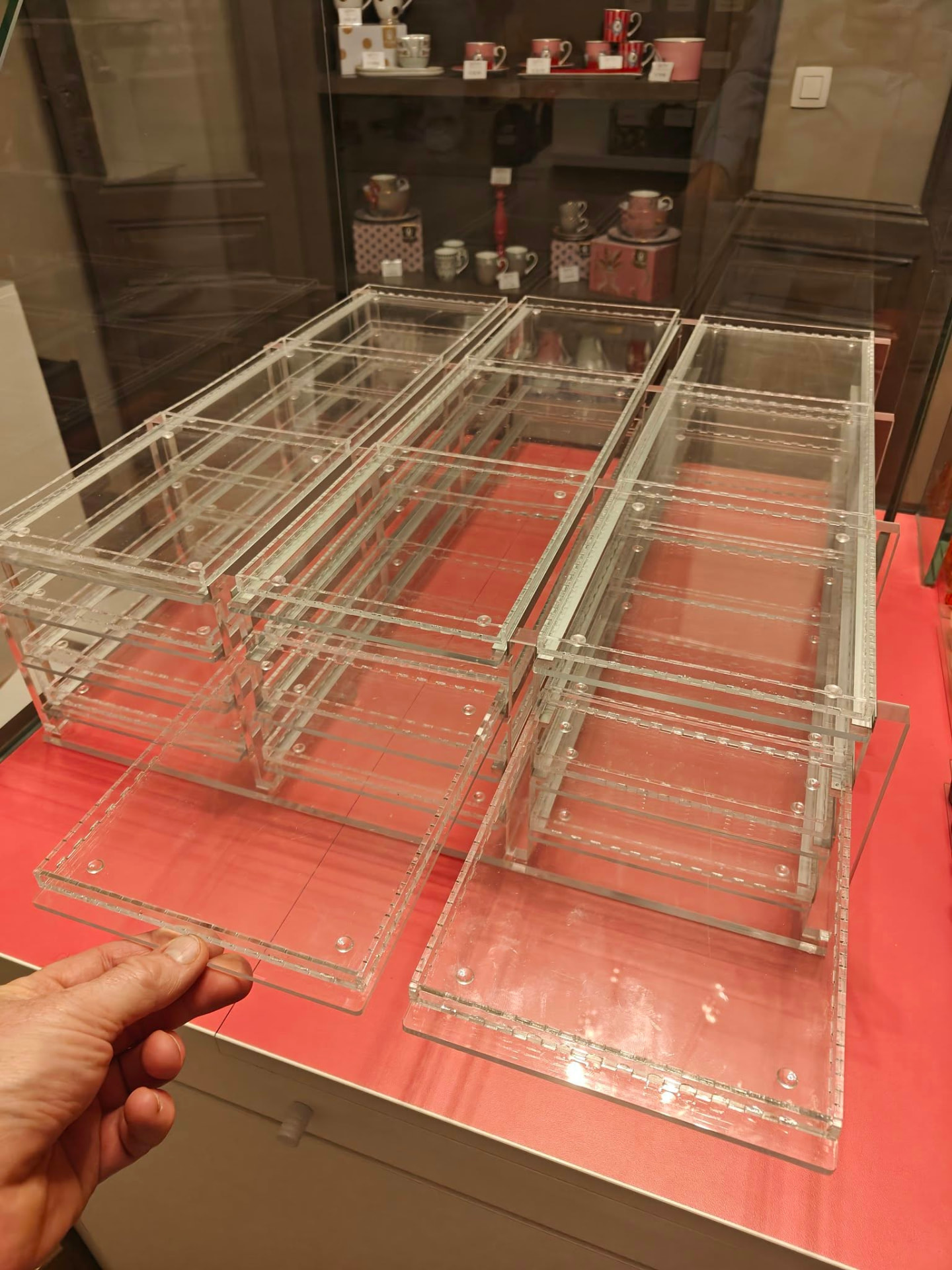 Drie plexiglas displaytorens met trapsgewijs uitgeschoven lades