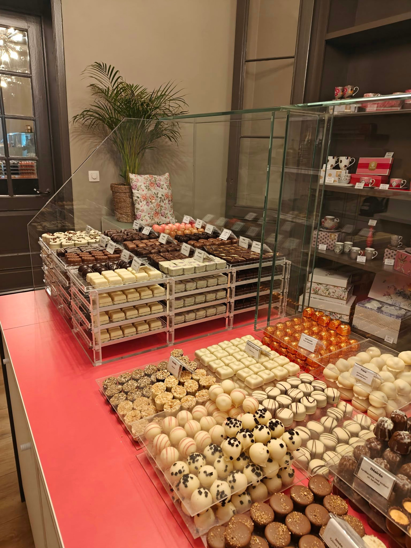 Plexitoren met een ruime selectie pralines